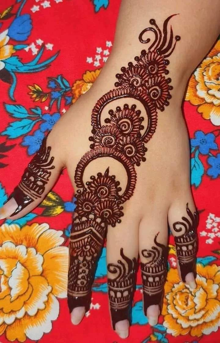 baby-girl-cute-easy-mehndi-designs-for-kids