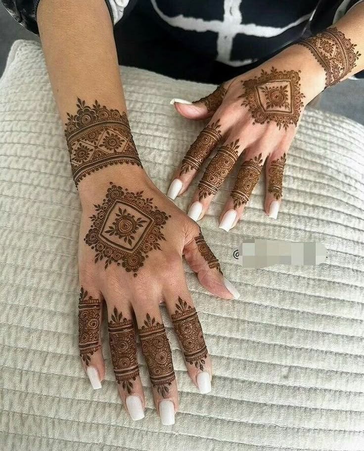 back-simple-mehndi-design-photo-back-side