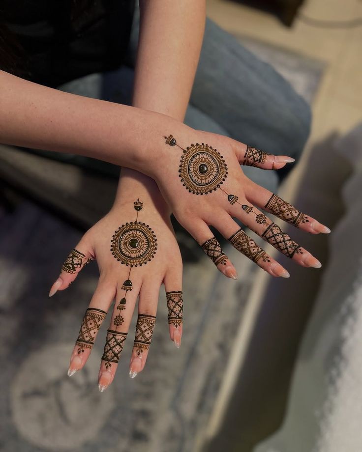 chand-simple-mehndi-design-stylish-front-hand