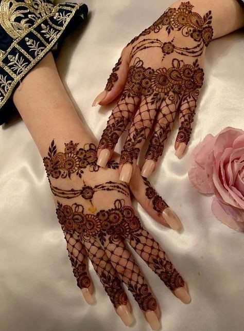 easy-and-beautiful-arabic-mehndi-design-simple-back-hand