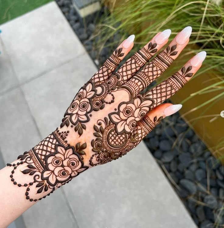 simple-and-beautiful-simple-mehndi-design-photo-back-hand