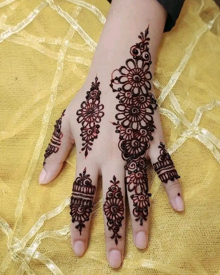 simple-and-beautiful-simple-mehndi-design-photo-back-hand