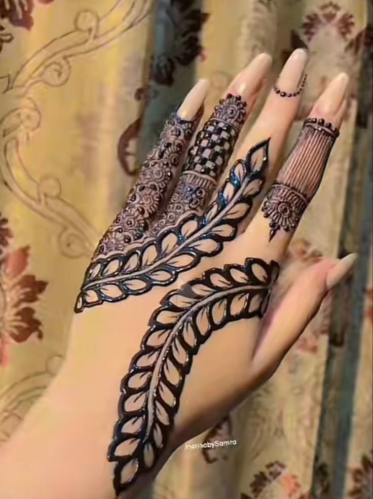 simple-mehndi-design-back-hand