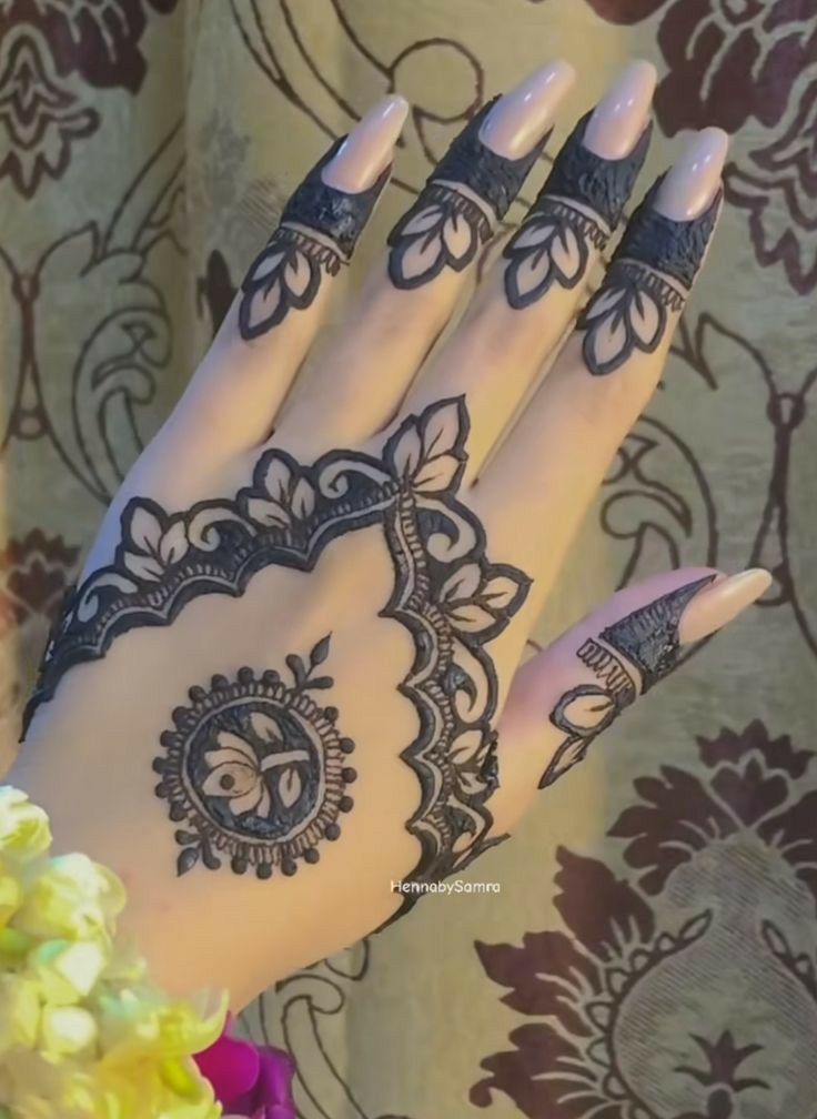 simple-mehndi-design-back-hand