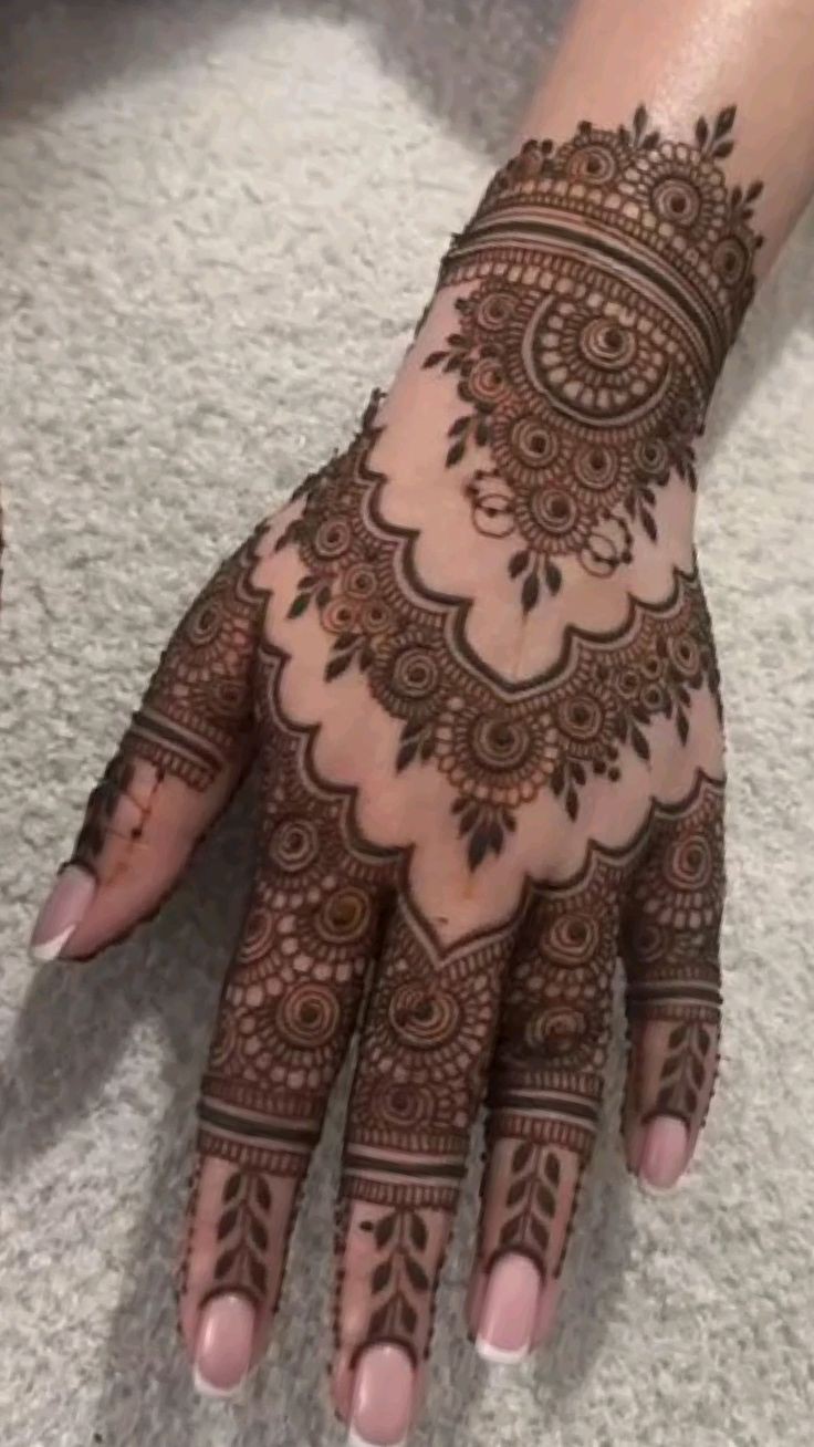 simple-mehndi-design-back-hand