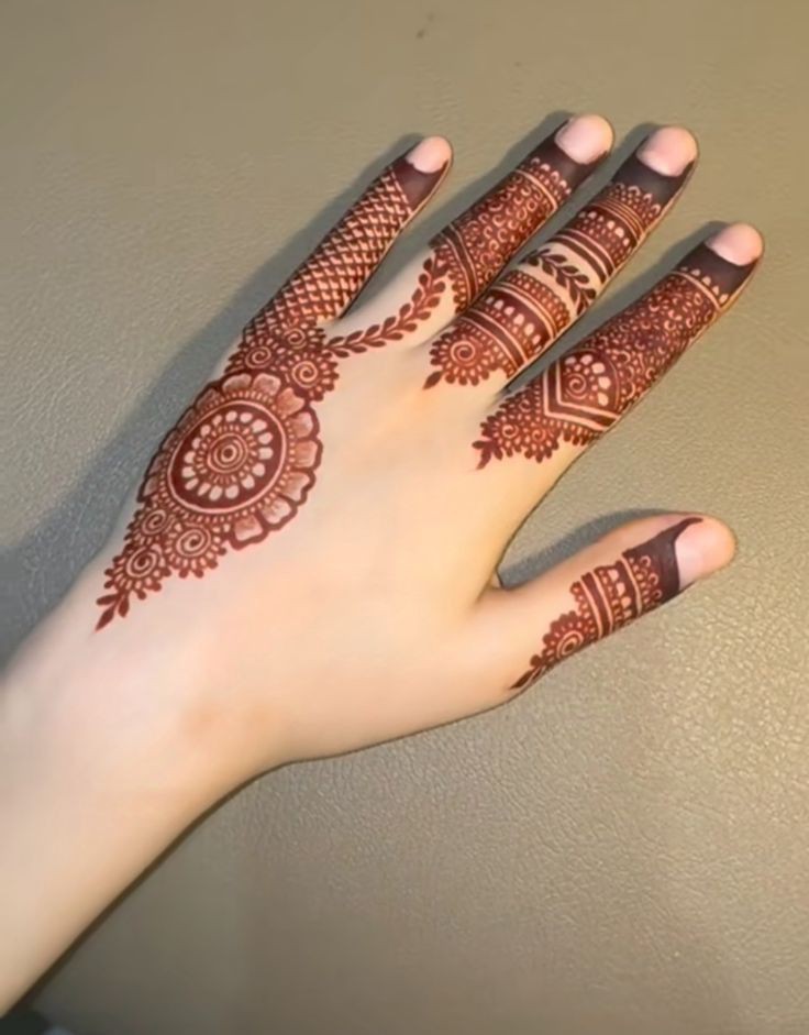 simple-mehndi-design-back-hand-aesthetic