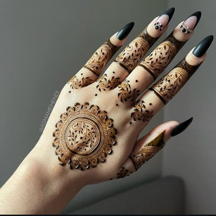 simple-mehndi-design-back-hand
