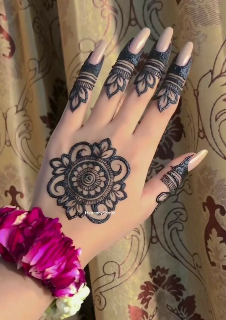 simple-mehndi-design-dark