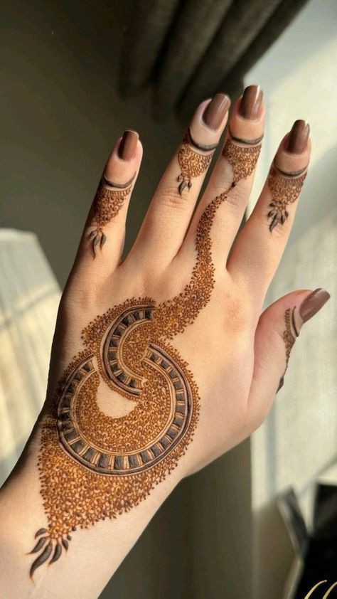 simple-mehndi-design-front-hand