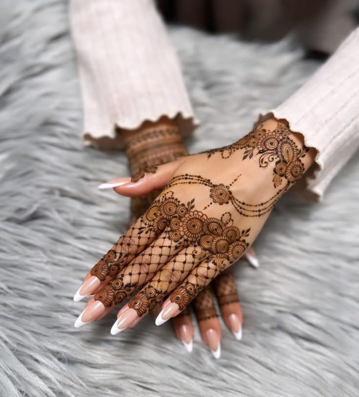 simple-mehndi-design-photo-arabic-front-hand
