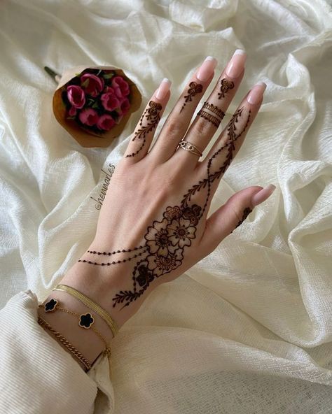 aesthetic-arabic-mehndi-design-back-hand