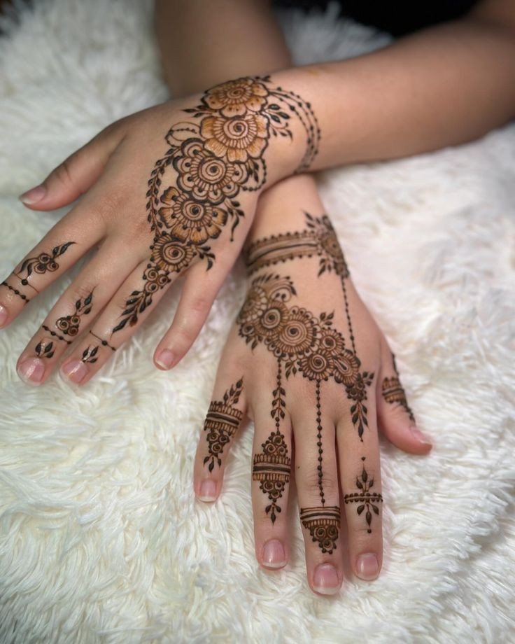 aesthetic-easy-mehndi-design-back-hand aesthetic-easy-mehndi-design-back-hand