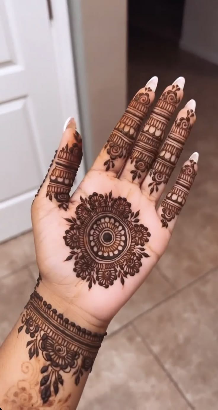 bail-royal-front-hand-mehndi-design