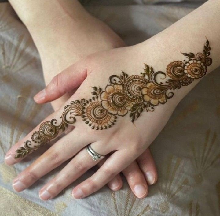 mehndi-design-on-real-hand mehndi-design-on-real-hand