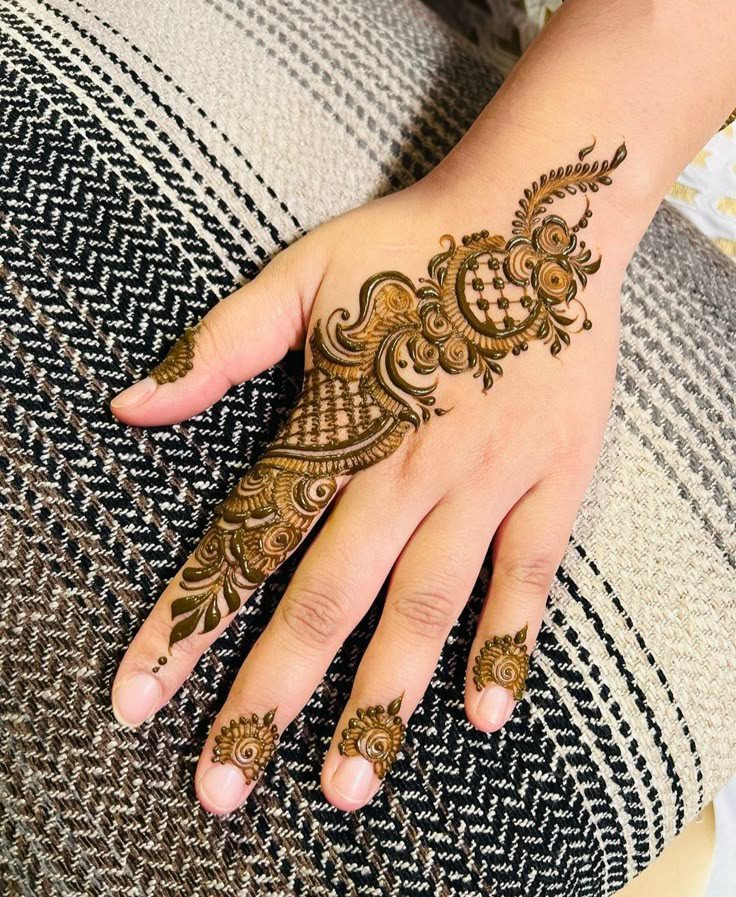 simple-and-easy-mehndi-design-for-karva-chauth-full-hand simple-and-easy-mehndi-design-for-karva-chauth-full-hand