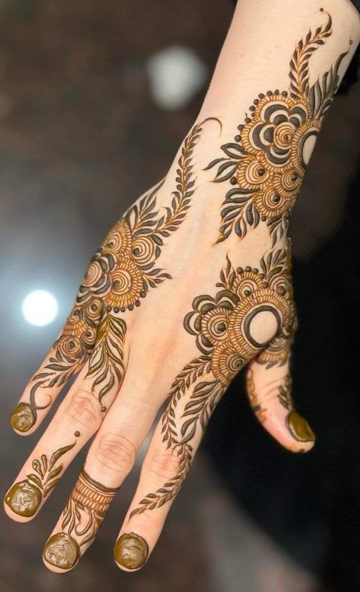 simple-mehndi-design-for-karva-chauth-front-hand simple-mehndi-design-for-karva-chauth-front-hand